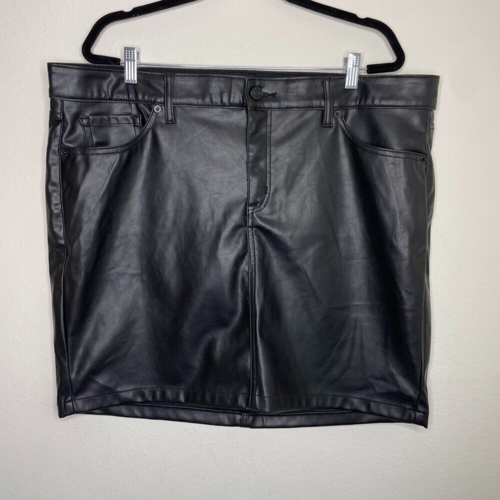 Torrid Mini 5-Pocket Skirt Womens 20 Black Faux Leather NWT Edgy Goth Streetwear